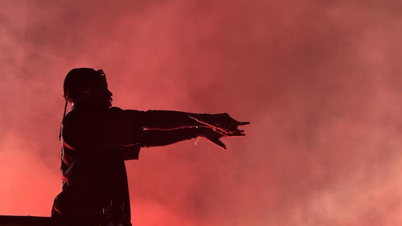 El raper Travis Scott sorprèn amb un concert a les Tres Xemeneies
