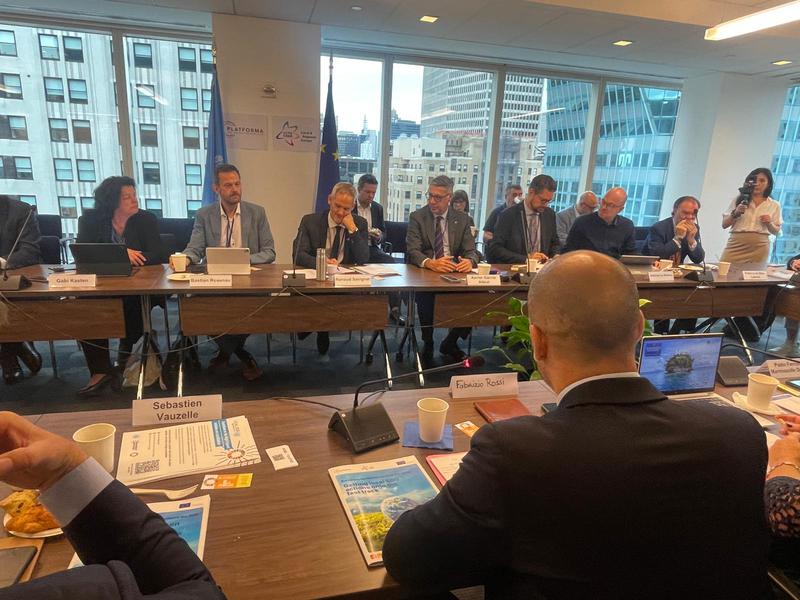 Albiol defensa l'accés directe als recursos financers europeus en una reunió amb la delegació de la UE
