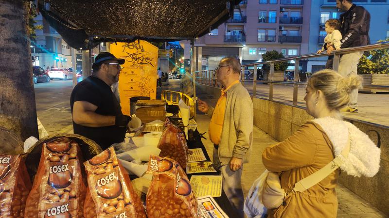 La compra de castanyes, una tradició que continua molt viva