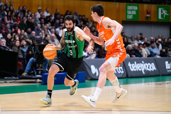 Festa brutal contra el València davant 8.152 espectadors (90-87)