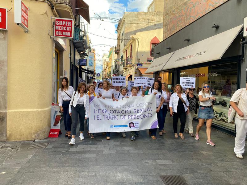 Més d'una cinquantena de persones es mobilitzen en el Dia Internacional Contra l'Explotació Sexual i el Tràfic de Persones