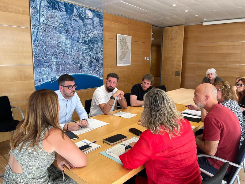 Reunió amb el govern poc satisfactòria per als monitors de la piscina del Centre i l'oposició