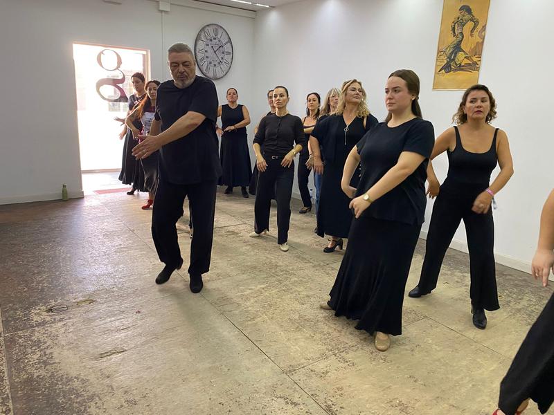 El bailaor Antonio Canales comparteix la passió pel flamenc a l'escola Lora de Goya
