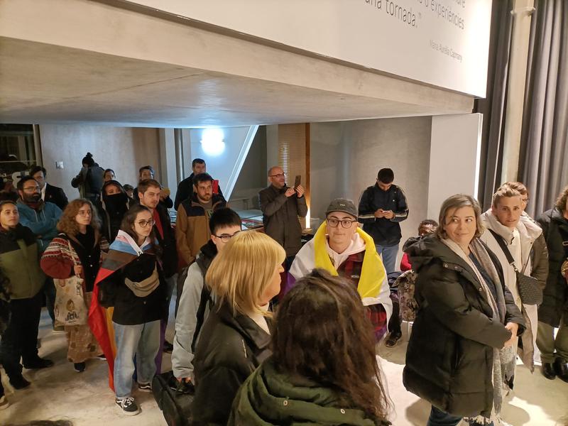 El col·lectiu LGTBIQ+ es manifesta en contra la presentació d'un llibre que considera trànsfob