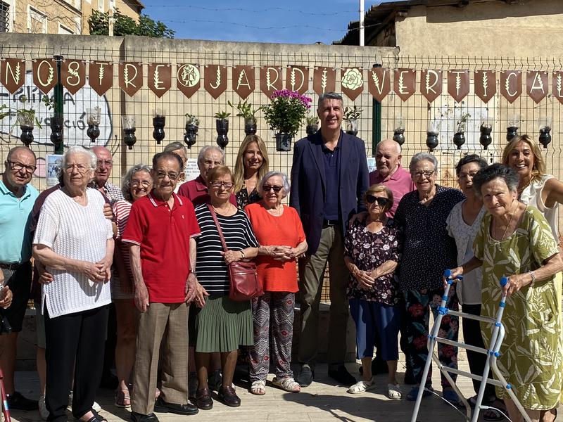 L'alcalde de Badalona visita el jardí vertical del Centre de Dia de Gent Gran Janus