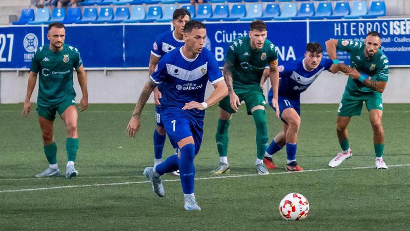 Álvaro Vázquez marxa del CF Badalona