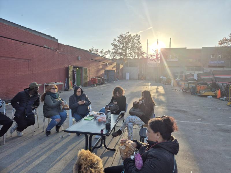 Veïns del B9 i entitats organitzen el darrer esmorzar abans del desallotjament