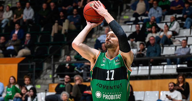La Penya obligada a guanyar al líder
