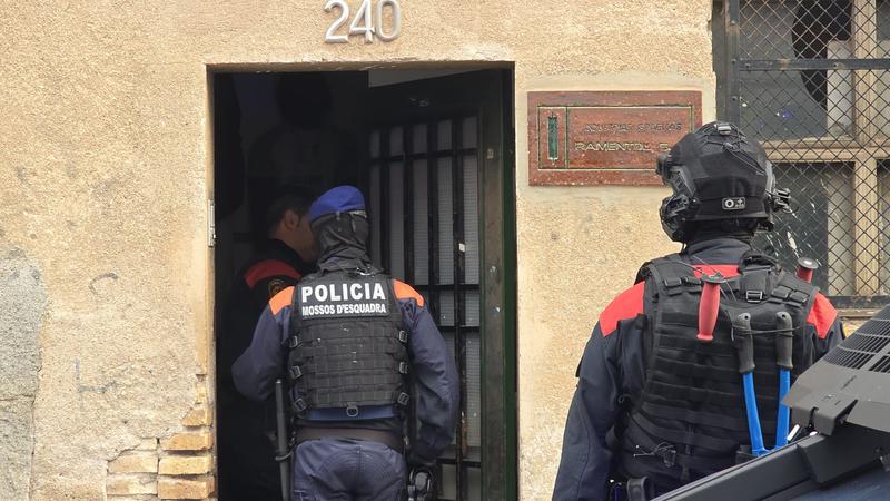 Desallotgen una vintena de persones d'una nau industrial al carrer General Weyler