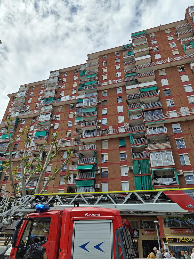 Un incendi a Llefià provoca dos ferits i dos habitatges desallotjats