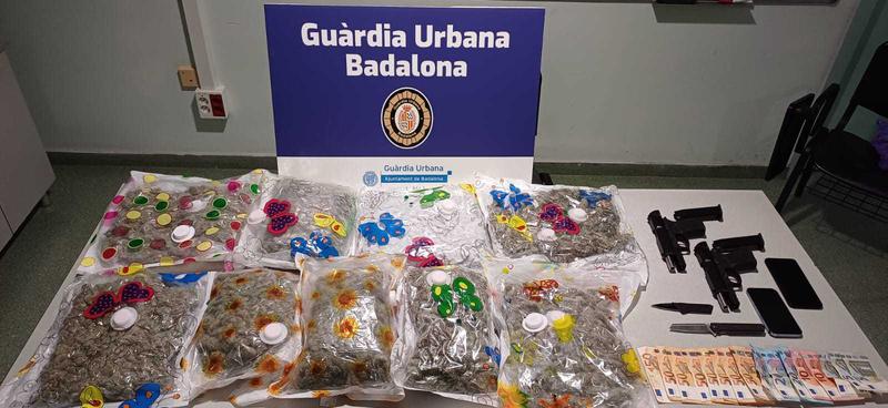 Detingut un jove de 20 anys que portava més de 5 quilos de marihuana i dues pistoles