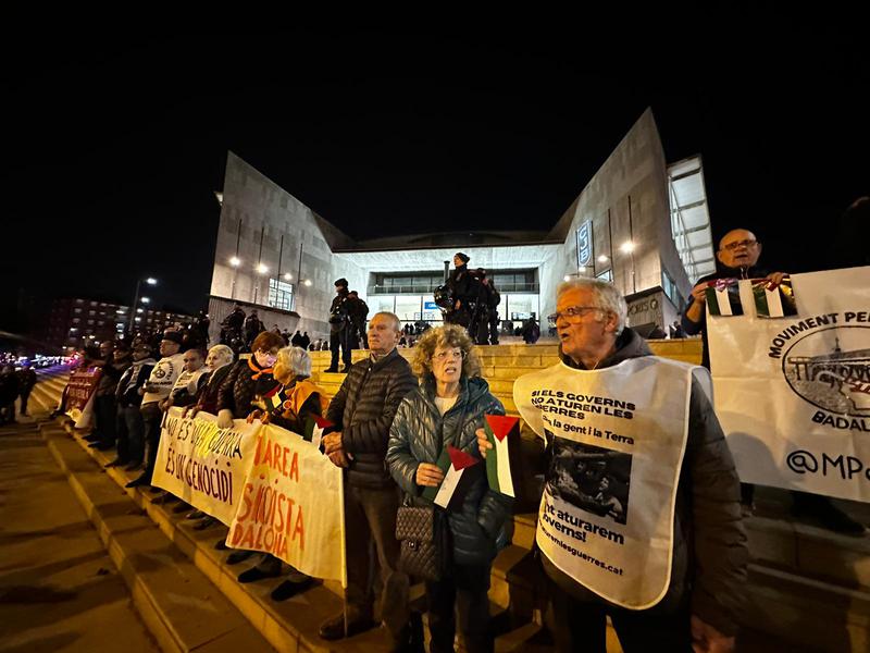 Clam a les portes de l'Olímpic: 'No és una guerra, és un genocidi' 