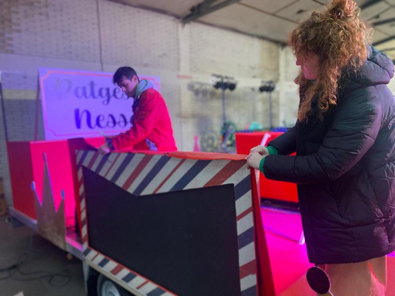 escenògrafa prepara cavalcada