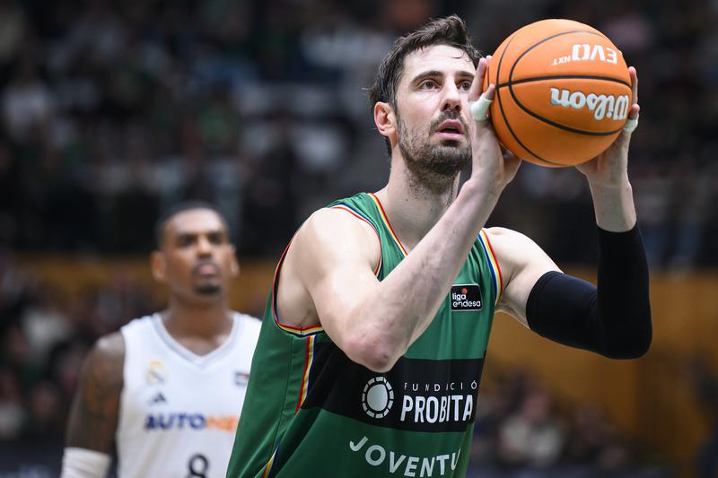 Proposta de dos anys més de la Penya a Tomic