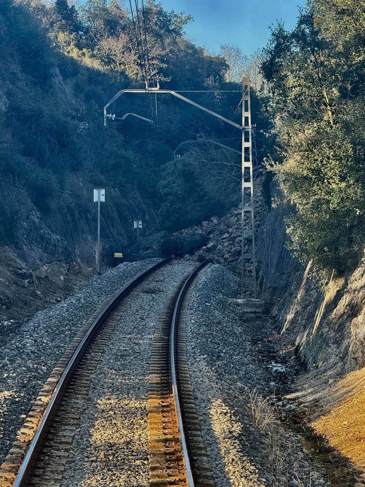 Interrompuda l'R1 entre Maçanet-Maçanes i Blanes per un despreniment de terres<br />
