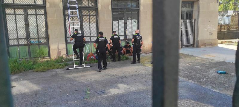 2 La Guàrdia Urbana fa fora quatre persones que havien ocupat l'antiga escola Lola Anglada la passada nit