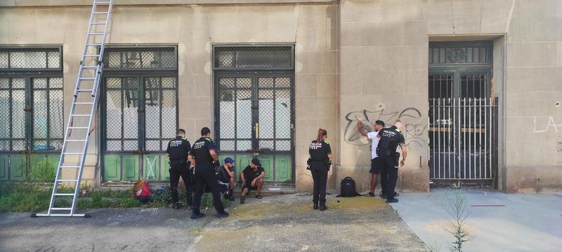 La Guàrdia Urbana fa fora quatre persones que havien ocupat l'antiga escola Lola Anglada la passada nit