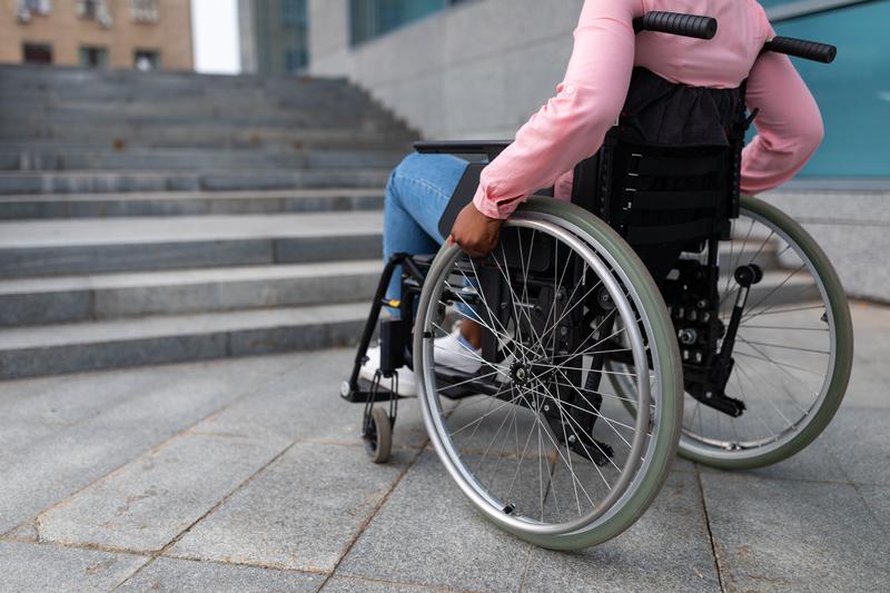 La falta d'accessibilitat obliga a dues de cada deu persones amb mobilitat reduïda a canviar de casa