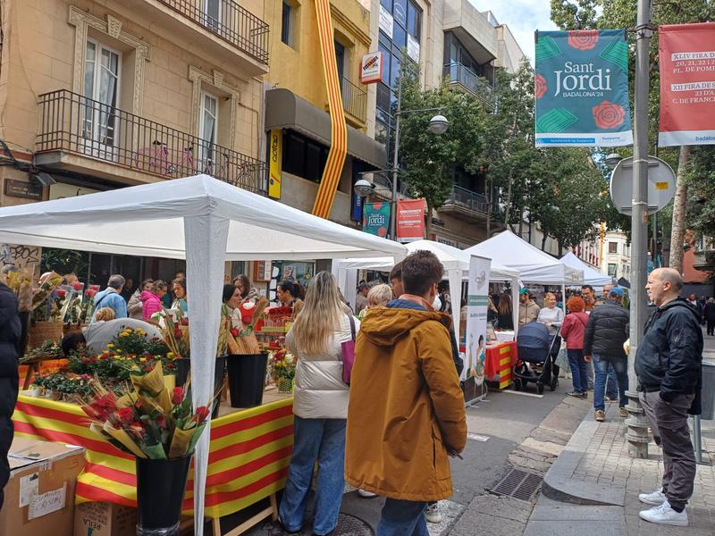 La dotzena Fira de Sant Jordi aplega centenars de ciutadans per conèixer la tasca d'entitats socials i culturals de la ciutat 