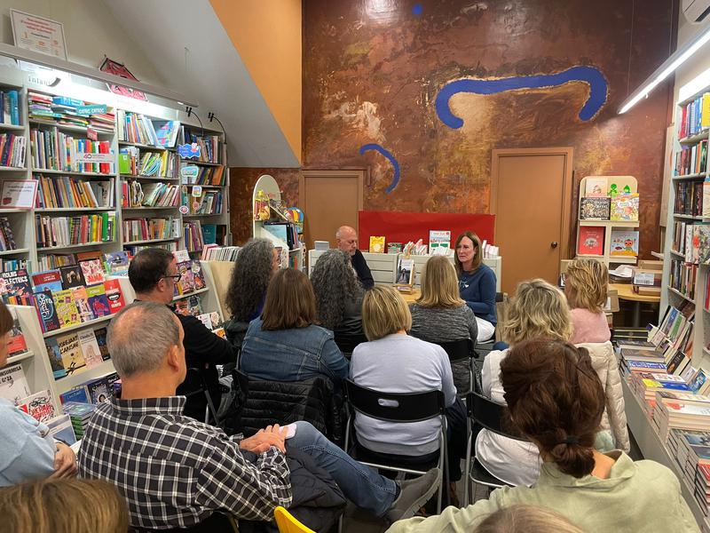 L'autora badalonina Esther García presenta la seva primera novel·la, 'El silencio del ciprés'