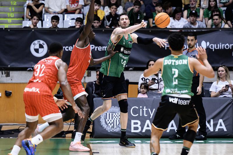 La Penya viu amb impotència el derbi contra el Manresa (85-92)