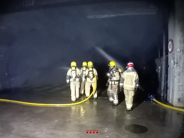 Un incendi en una nau industrial crema tres autobusos de l'empresa Sagalés