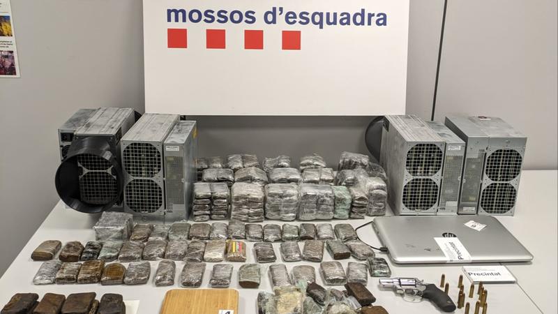 Els Mossos d'Esquadra detenen dues persones a Santa Coloma relacionades amb el tràfic d'haixix