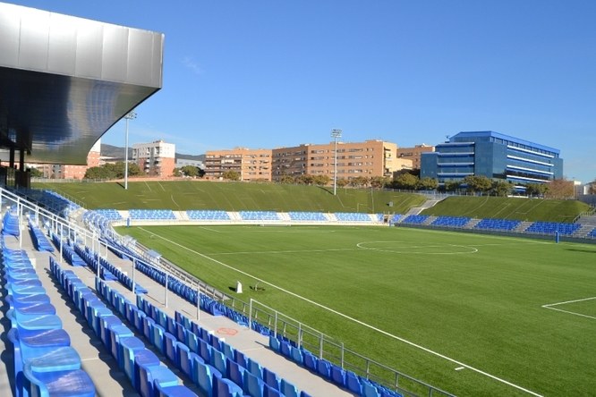 Incertesa sobre el canvi de gespa de l'Estadi Municipal