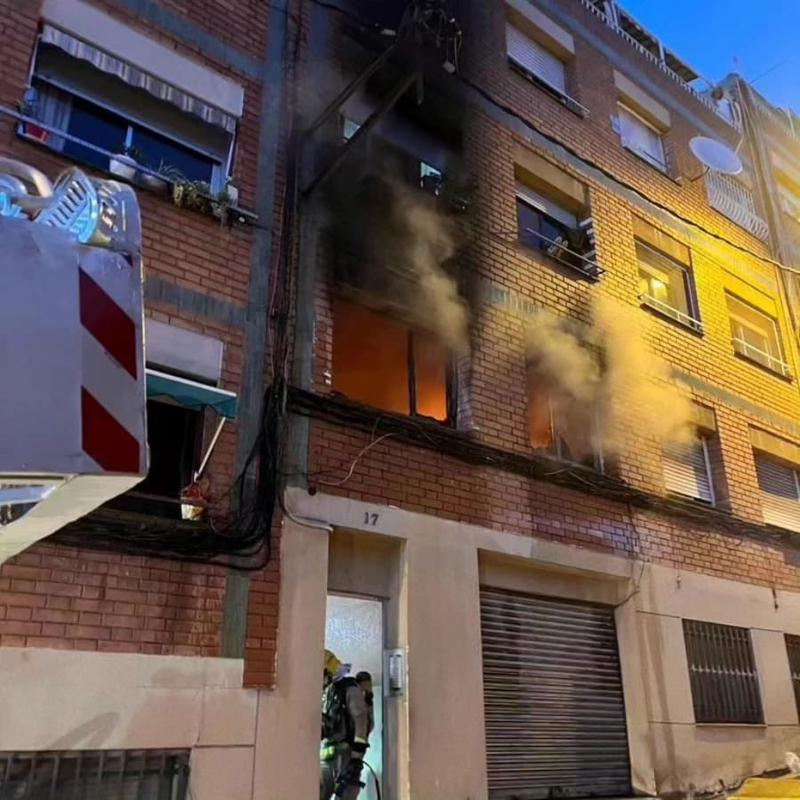 Un incendi a Santa Coloma se salda amb cinc ferits i un nadó en estat crític
