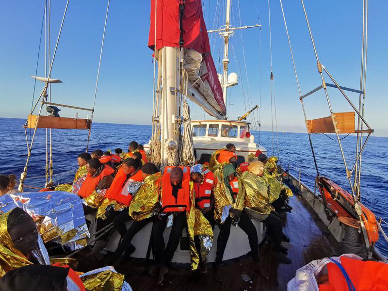 L'Astral rescata 60 persones més a Lampedusa, una d'elles una dona embarassada en estat crític
