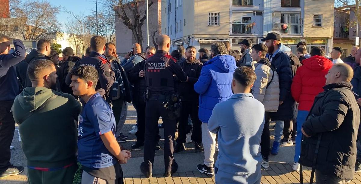 Els veïns de Sant Roc tallen la carretera per reivindicar més seguretat al barri