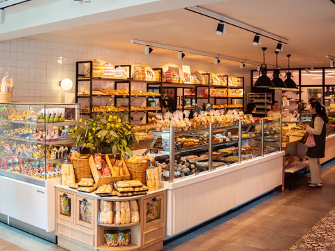 La pastisseria Fontisi celebra 60 anys repartint dolçor al barri del Raval