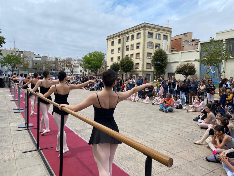 Les barres de ballet de l'escola Marisa Yudes surten al carrer per commemorar el Dia de la Dansa