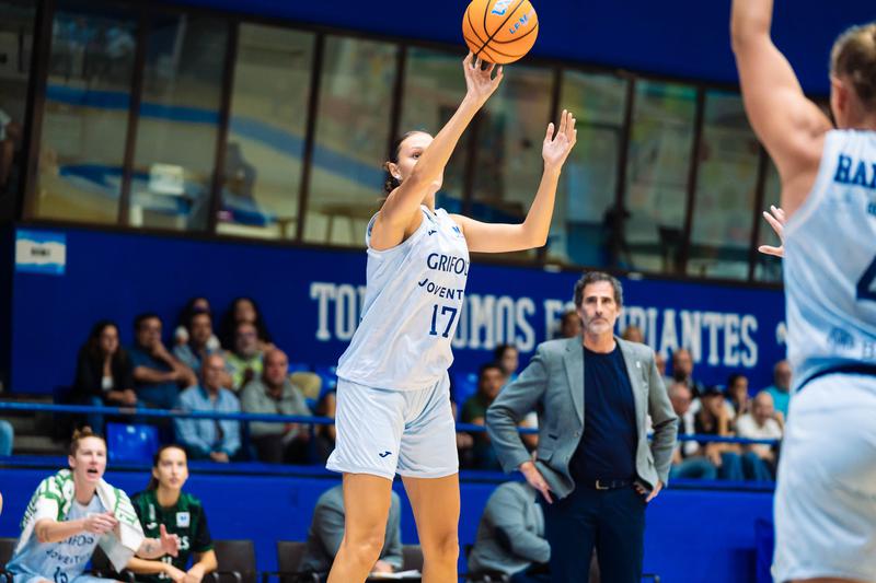 La Penya conquereix Magariños a cop de triple (90-97)