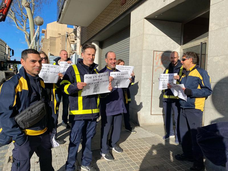 Una quinzena de treballadors de Correus es manifesten davant l'oficina que hi ha ubicada a Bufalà