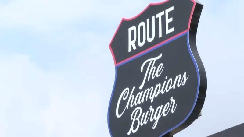 The Champions Burger genera efectes positius a alguns locals del voltant la Plaça Josep Tarradelles