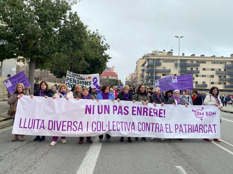 Unes 2.000 persones es manifesten pel 8M a Badalona