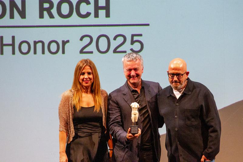 Edmon Roch rep la Venus d'honor en la inauguració de FILMETS 2025