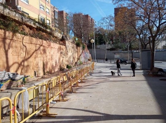 El mur de contenció del carrer Veneçuela serà reparat a partir d'aquest octubre 