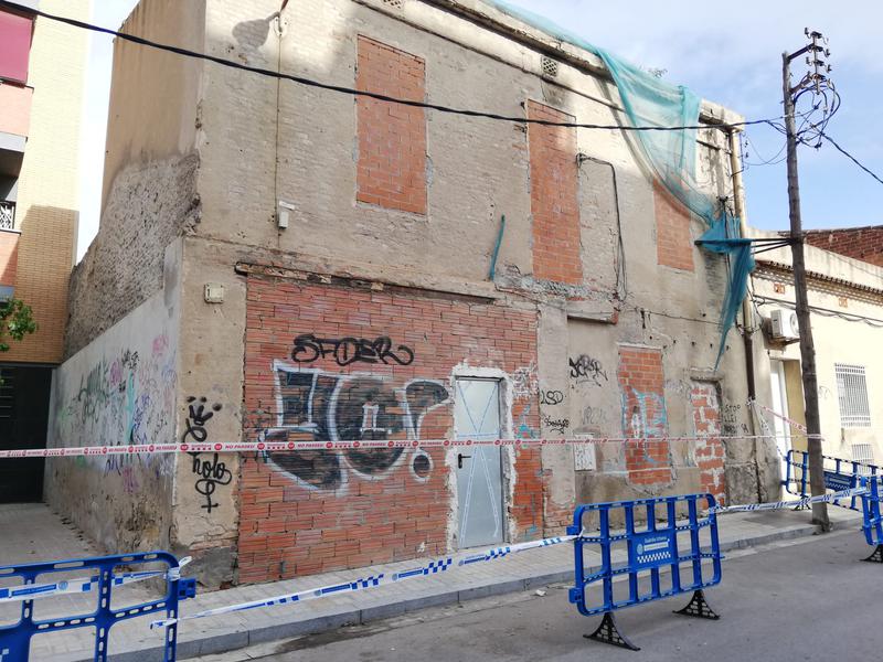 Esfondrat part del sostre d'una nau al carrer del Progrés