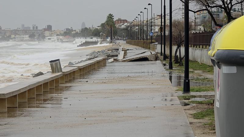 El passeig marítim es desfalca a la Barca Maria pels efectes de la llevantada