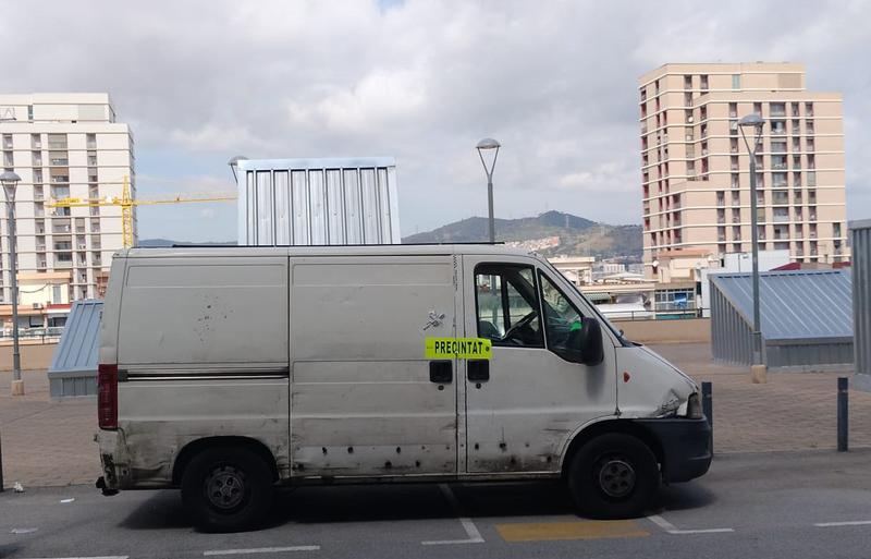 Confiscada una furgoneta amb més d'1 miler de peces de roba falsificades a Santa Coloma