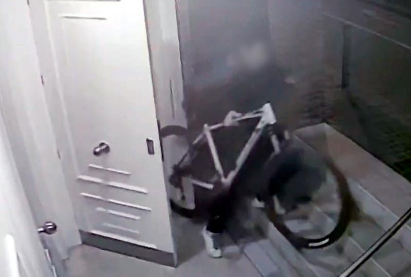 Detingut per robar bicicletes i patinets elèctrics a trasters i aparcaments de Santa Coloma