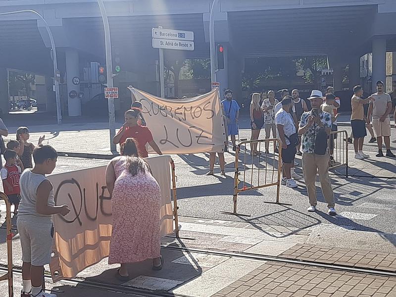 Veïns de Sant Roc es manifesten pels talls d'electricitat a un immoble del barri
