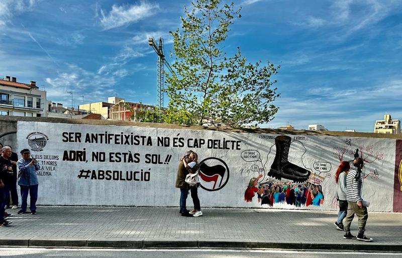 Un nou mural a Coll i Pujol clama llibertat i solidaritat per l'Adrià Sánchez