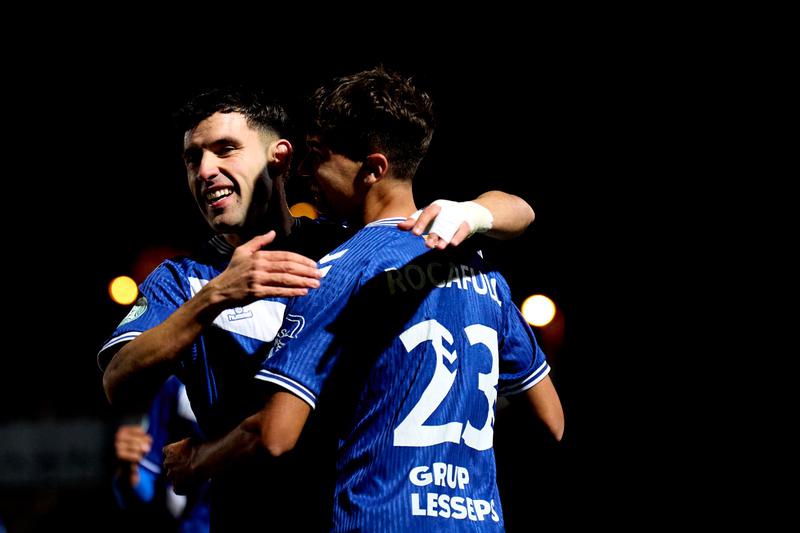 El Badalona derrota 2 a 0 al Vic i acaba la primera volta com a líder 