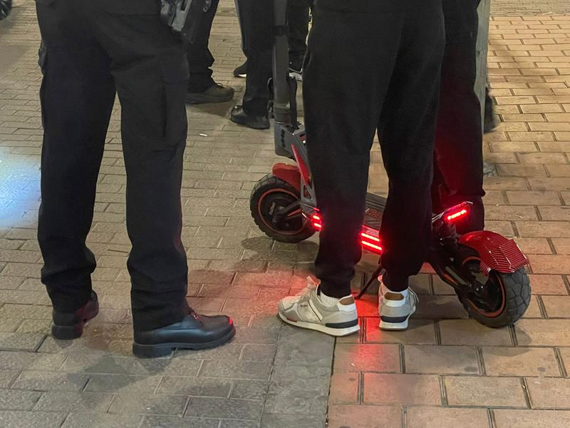 Badalona comença a sancionar els conductors de patinets elèctrics que incompleixen la nova ordenança