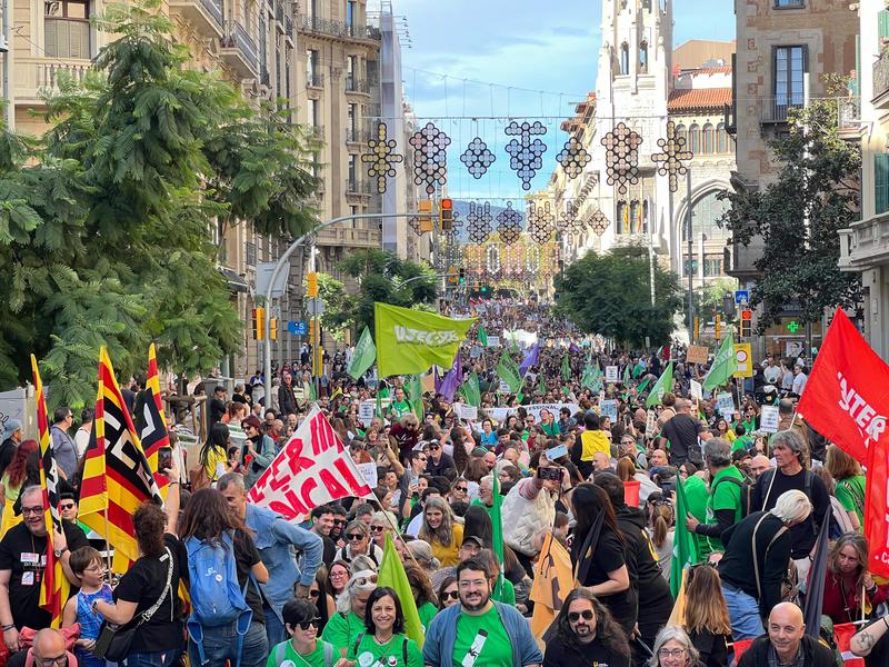 Manifestació massiva de docents a Barcelona per clamar millores al Govern amb presència badalonina