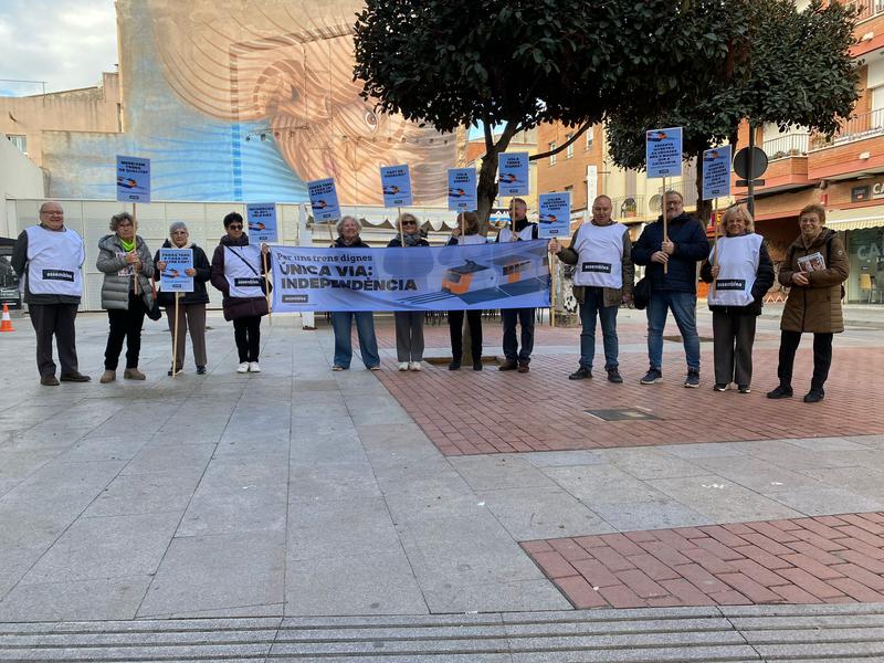 Una desena de persones es concentren davant l'estació de Renfe de Badalona i protesten en contra de la mala gestió de Rodalies