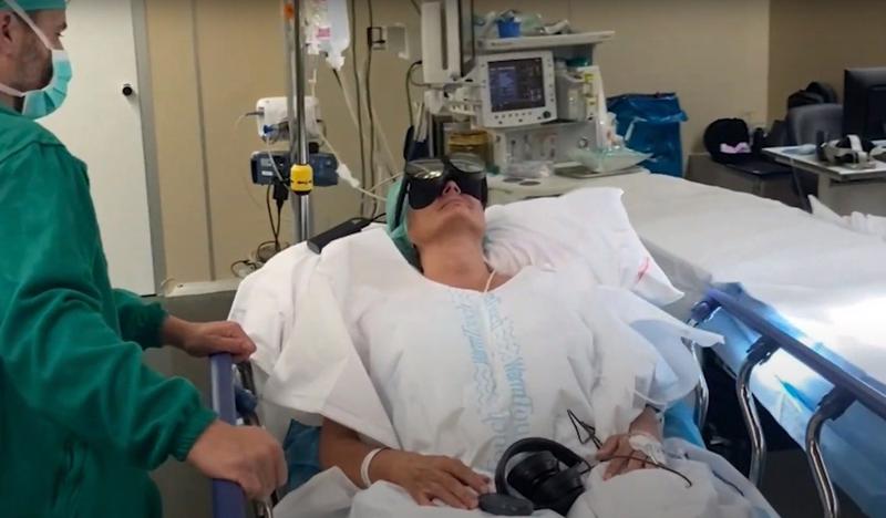BSA supera amb èxit una prova amb ulleres de realitat virtual per relaxar una pacient durant una operació